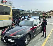  ?? ?? Vicino alla stazione I carabinier­i sul posto della rissa