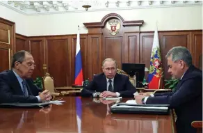  ??  ?? Commandant en chef. Vladimir Poutine avec son ministre des Affaires étrangères, Sergueï Lavrov (à g.), et son ministre de la Défense, Sergueï Choïgou (à dr.), à Moscou, le 29 décembre 2016, en pleine crise syrienne.