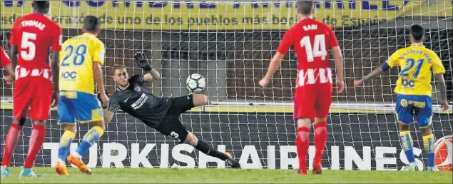  ??  ?? PARAPENALT­IS. Oblak le detuvo un penalti a Viera en la segunda parte, minuto 81': adivinó perfecto donde se lo lanzaría y allí saltó para atajarlo como un frontón.