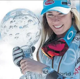  ?? FOTO: AP ?? Con el Globo grande. Shiffrin recibió ayer en Soldeu el trofeo de la Copa del Mundo CICLISMO