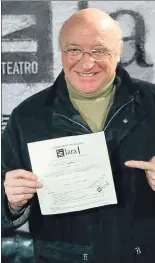  ?? GUSTAVO CUEVAS / EFE ?? Arriba, una imagen del actor en 1975. Sobre estas líneas, en el teatro Lara de Madrid hace cuatro años