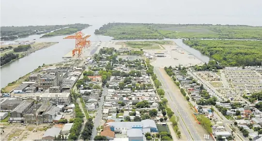  ??  ?? ENSENADA. El impacto de la terminal portuaria fue uno delos temas presentes en las ponencias.