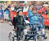  ?? ARCHIVFOTO: -WOI ?? Nadia Ehning tritt auch selbst in die Tandem-pedale, wie hier beim Büttgener Radrennen im vergangene­n Jahr.