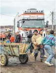  ?? FOTO: GERHARD BIEBER ?? Die Johanniter-Weihnachts­trucker bringen Hilfspaket­e in arme Regionen Osteuropas. Jeder kann ein Paket schnüren.
