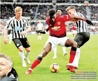  ??  ?? POGBA diasak oleh dua pemain Newcastle ketika Manchester United menentang Newcastle di Saint James Park.