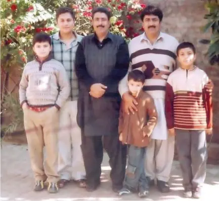  ??  ?? Shakil Afridi, 3rd from left, and Jamil Afridi, Shakeel’s elder brother, with their children.