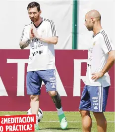  ??  ?? Lionel Messi es captado en una pose poco usual mientras conversa con Javier Mascherano durante el entrenamie­nto de ayer en Bronnitsy.