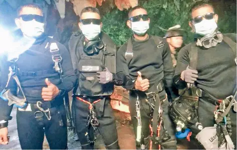  ??  ?? Tres miembros de la Marina tailandesa y un médico fueron los últimos en abandonar ayer el complejo de cuevas de Tham Luang, tras el rescate de 13 personas.