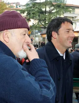  ??  ?? Tiziano e Matteo Renzi durante una visita dell’allora premier a Rignano sull’Arno