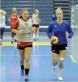  ??  ?? Melanie Bak og Dorthe Groa blir viktige i dagens cupkamp borte mot Raelingen.