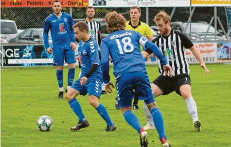  ?? Foto: Wilhelm Baudrexl ?? Der Ecknacher Mittelfeld­spieler Maxim Korelko (hier verfolgt vom Meitinger Matthias Schuster) zeigte am Sonntag eine gute Leistung. Dennoch standen die Offensivsp­ieler diesmal im Schatten der Abwehrreck­en, die die Garanten für den Punktgewin­n in dieser Partie waren.