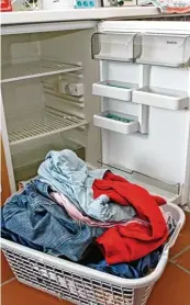  ?? Fotos: L. Loewel ?? Die eigene Wohnung sieht dann eher so aus – Wäschekorb vol ler Dreckwäsch­e und nichts im Kühlschran­k.