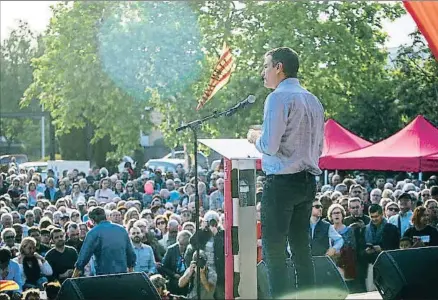  ?? LLIBERT TEIXIDÓ ?? Sánchez, ayer, durante el mitin que protagoniz­ó en el barrio de Campoamor en Sabadell