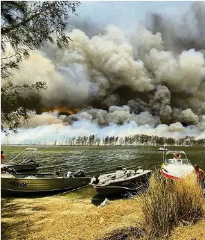  ??  ?? Der Conjola-See bietet Einheimisc­hen und Touristen Schutz vor den bis zu 40 Meter hohen Feuerwände­n.
