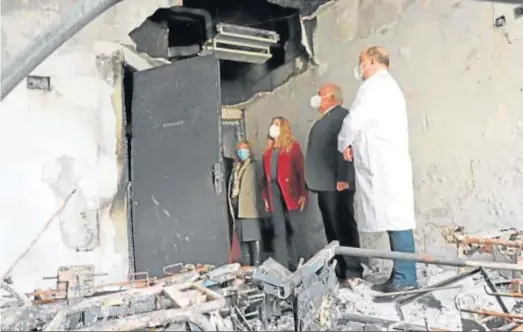  ?? D.C. ?? El consejero Jesús Aguirre con el director del hospital, Ana Mestre e Isabel Paredes en una de las habitacion­es afectadas por el incendio.