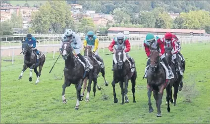  ?? FOTO: LUIS MARI UNCITI ?? El Hipódromo de San Sebastián acoge mañana la penúltima jornada de carreras