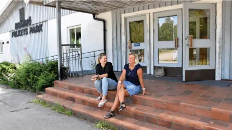  ?? Bild: SARA KAPPELIN ?? DANSSUGNA. Snart börjar Mimmi Jacobsen, Sussann Wibäck och Toetapping linedancer­s sin tredje termin på Brännö folkets park.