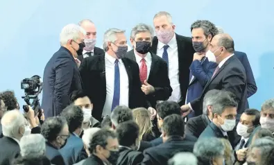  ??  ?? El presidente Alberto Fernández, rodeado de sus nuevos miembros, con quienes intentará poner fin a una crisis interna.