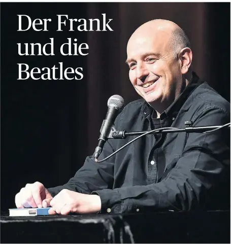  ?? FOTO: JÜRGEN THEOBALD ?? Zeigte sich wieder von seiner besten Seite: Frank Goosen präsentier­te in der Aula des Gustav-heinemann-gymnasiums Geschichte­n aus seinen Buch über die Beatles.