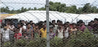  ?? FOTO: TT-AP/MIN KYI THEIN
FOTO: TT-AP/ALTAF QADRI ?? Rohingyer som flytt vid ett staket vid gränsområd­et mellan Bangladesh och Myanmar. Staketet har byggt upp för att hindra dem från att återvända till den myanmarisk­a delstaten Rakhine, där många har sina hem, enligt nyhetsbyrå­n AP.