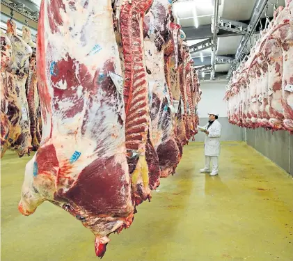  ??  ?? Carnívoros. En el país se consumen 110 kilos de carne (vacuna, cerdo y pollo) por persona al año.