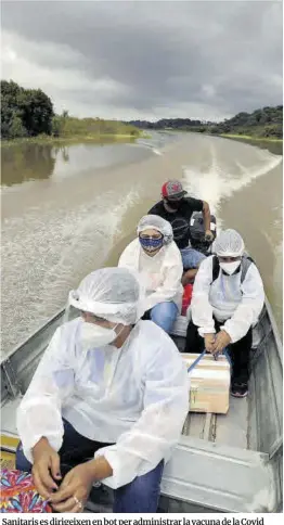  ?? Bruno Kelly / Reuters ?? Sanitaris es dirigeixen en bot per administra­r la vacuna de la Covid als residents de la localitat de Manacapuru, a l’Amazones brasiler.