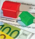  ?? JENS BÜTTNER / DPA ?? Die Abgabe der Grundsteue­rerklärung­en bereitet auch dem Land Probleme.