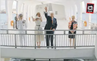  ?? JONATHAN ERNST / REUTERS ?? Ofrenda. Trump y su esposa Melania lanzan pétalos en las aguas del USS Arizona Memorial, en Honolulu, Hawái.