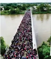  ??  ?? Bridge: Group crosses from Guatemala