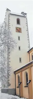  ??  ?? Nun hat die Jubiläumsg­locke ihren Platz im Glockenstu­hl im Kirchturm der St. Silvesterk­irche gefunden.