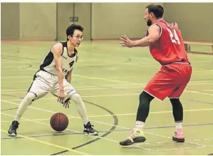  ?? RP-FOTO: MARKUS VAN OFFERN ?? Der VfL Merkur Kleve – hier Julian Yupeng (l.) – musste vor dem Start der Aufstiegsr­unde einen Rückschlag hinnehmen.