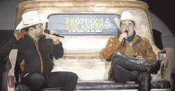  ?? ?? l Los cantantes prefiriero­n interrumpi­r la interpreta­ción de un corrido durante un concierto en Chihuahua.