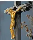 ?? FOTO: KÄSTLE/DPA ?? Frost überzieht ein Wegekreuz. Die katholisch­e Kirche setzt sich mit dem Thema Missbrauch auseinande­r – auch im Bistum Trier.