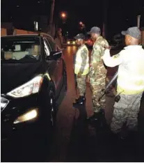  ?? RADHAMÉS DOTEL/LISTÍN DIARIO ?? COMIENZAN. Efectivos militares y policiales iniciaron anoche operativos en las calles como parte del patrullaje mixto.