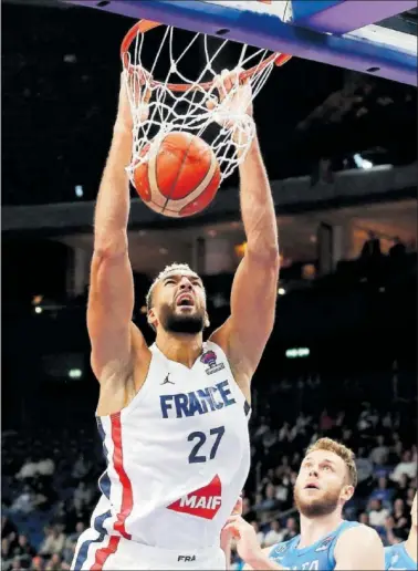  ?? ?? Rudy Gobert se cuelga del aro en el duelo de cuartos de final ante la Italia de Nicolo Melli.