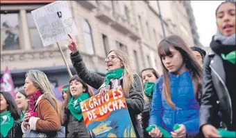  ??  ?? Personas a favor de despenaliz­ar el aborto se manifiesta­n en Buneos Aires. (EFE)