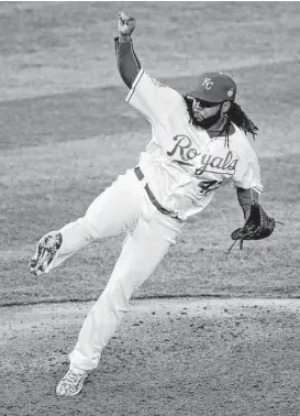  ?? David Goldman / Associated Press ?? Royals starter Johnny Cueto kept the Mets’ hitters off-balance, allowing just two singles for the first World Series two-hitter since Greg Maddux’s in 1995.