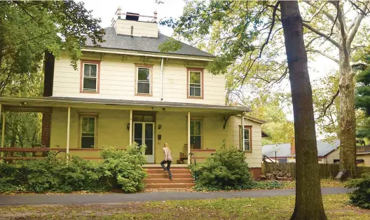  ?? TOM GRALISH/THE PHILADELPH­IA INQUIRER ?? The Knight Park House in 2016. The siding has been removed, and Sean O’Donnell has painted the original cedar clapboards on three sides.