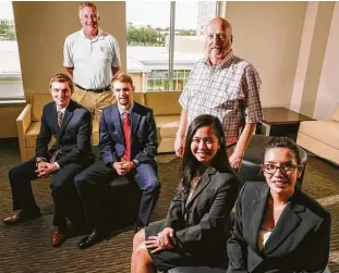  ?? Eric Kayne ?? In 2014, the REECycle team took on prestigiou­s competitor­s and won for its rare earth recycling business plan. From left, seated, are Casey McNeil, Bobby Jacobs, Susan Tran and Cassandra Hoang, With them are Ken Jones of the Wolff Center for...