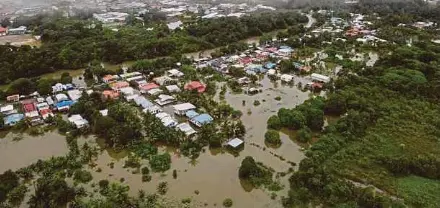  ?? (Foto ihsan APM Sarawak) ?? Keadaan banjir di kawasan Serian, Sarawak.