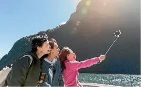  ?? SOUTHERN DISCOVERIE­S ?? Sharing images on social media was a high priority for many of the 400,000 Chinese tourists who visited New Zealand last year.