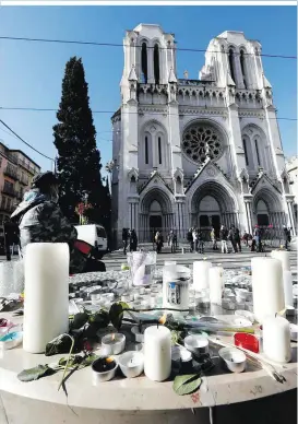  ??  ?? Blumen am Tatort in Nizza: 7.000 Soldaten sollen Kirchen und Schulen schützen