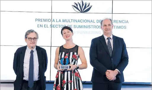  ?? ?? Luba Bogdanova posa con el premio junto a Francisco Marhuenda y Miguel López-Valverde