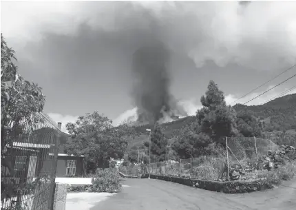  ??  ?? FUMO e lava. Erupção vulcânica em El Paso, La Palma, nas Ilhas Canárias, gera apreensão.