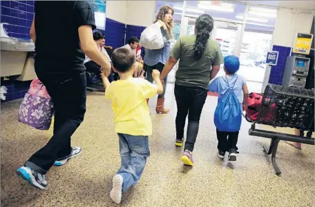  ?? Eric Gay Associated Press ?? IMMIGRANTS from El Salvador after their release from a family detention center in San Antonio last year. The new rules could help thousands of Guatemalan­s, Hondurans and Salvadoran­s escape gang violence, political killings and severe poverty in their...