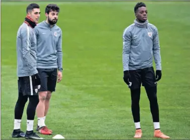  ??  ?? RELEVO. Sabin Merino, Asier Villalibre e Iñaki Williams, en la sesión de ayer en Lezama.