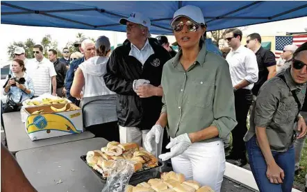  ?? Johnathan Ernst/Reuters ?? Melania e Donald Trump entregam comida a vítimas do Irma em Naples, Flórida; furacão matou 81, sendo 38 nos EUA