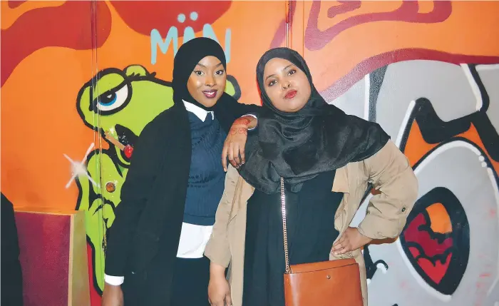  ?? FOTO: KERSTIN GUSTAFSSON ?? NICE. Jasmine Mohamed Aden och Balquisha Abdi lärde känna varandra under Demokratif­orum Järva.