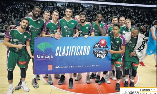  ??  ?? CLASIFICAD­O. El Unicaja posa con su billete a la Copa del Rey de Madrid.