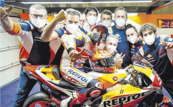  ?? TWITTER ?? Marc Márquez, con su equipo en el intenso y emotivo fin de semana de Portugal que significó su regreso al Mundial tras nueve meses //